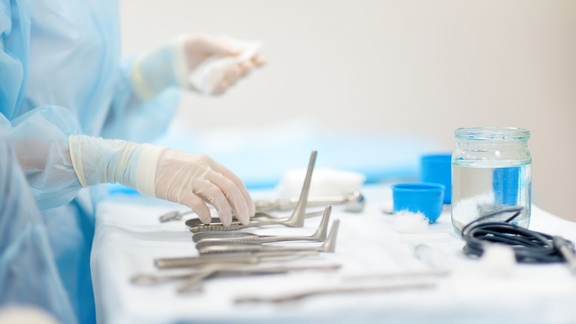 Operationsbesteck wird gereinigt und sterilisiert