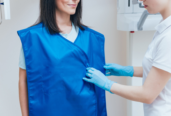 Patientin beim Röntgen