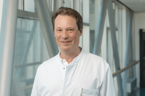 Portraitbild Dr. med. Hendrik Strebel, Chefarzt Innere Medizin I - Gastroenterologie und Onkologie 