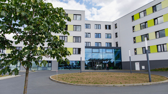 Außenansicht Eingangsbereich ELBLAND Reha Großenhain